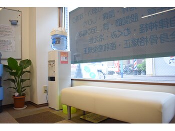 雑色カイロプラクティック整体院/待合スペース