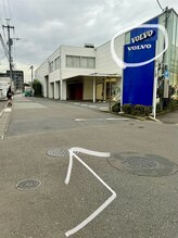 嵐の湯 町田店/VOLVOの手前を左折