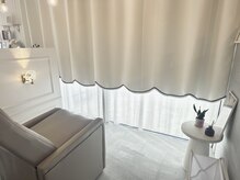 こだわりのインテリアと開放的な雰囲気。テイクアウトドリンクも