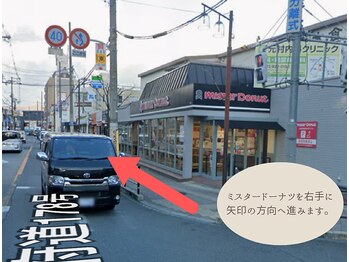 パム アイラッシュアンドブロウ(pam)/ミスタードーナツ側に信号を渡り