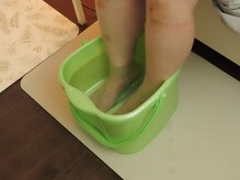 ハーブ蒸しには大人気エプソムソルト入り足湯がつきます。