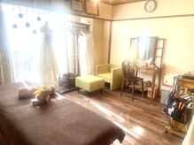 アンティークなインテリアが可愛い自慢のサロンです☆