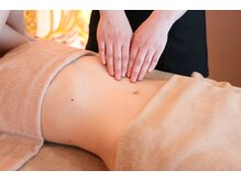 微弱電流を流しながらのオールハンド施術です♪