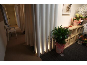 番町もくの木鍼灸院/施術ブースに至る