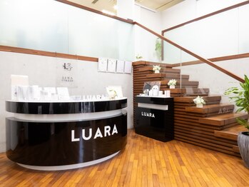 メーカー直営 LUARAフェイシャルサロン 新御徒町店【毛穴/小顔/シミ/しわ/たるみ】/1FロビーにはLUARAショップ併設