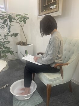 サロンド夏秋/施術前の足湯でほっこり