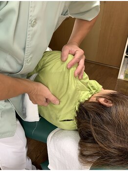 カイロプラクティック リズム/施術の様子～肩甲骨はがし