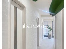 リベレスタ(liberesta)の雰囲気（店内は清潔かつ広々とした空間。全室完全個室。）