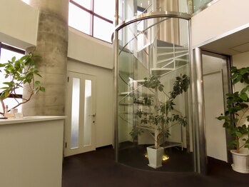 ヴィベル(vi Belle)/螺旋階段とフロント