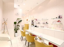 ネイルモア 八尾店(NAIL moA)の雰囲気（白を基調とした明るい店内！）