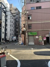 まだ真っ直ぐ、大きい通りに出るまで進みます。