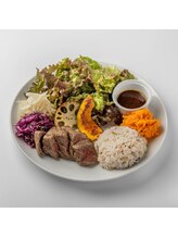 エボ パーソナルトレーニングジム 泉店(E.V.O)/併設のCAFEで食事もお任せ