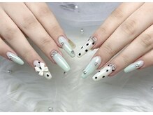 アールズネイル(R-s nail)の雰囲気（ヌードフレンチに蝶パールチャーム付き、清楚で上品な大人ネイル）