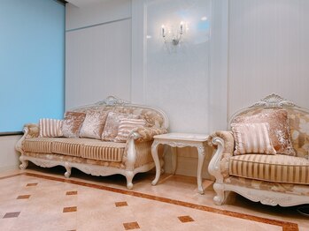 エヴァーグレース 北千住店/白を基調とした落ち着いた店内