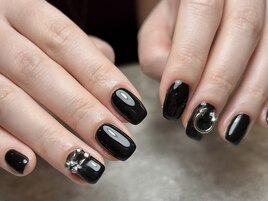 黒×ピアスパーツ