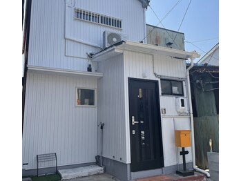 リラ(le'ra)/角から2番目の家です