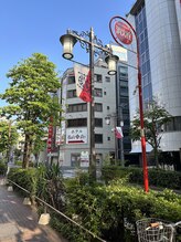 大きい通りに出たら左に曲がって、ホテルVali An(バリアン)の看板の通りを右に（横断歩道を渡ります)