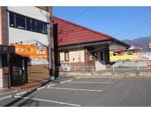 オレンジ鍼灸整体院の雰囲気(店舗の前に駐車場あり)