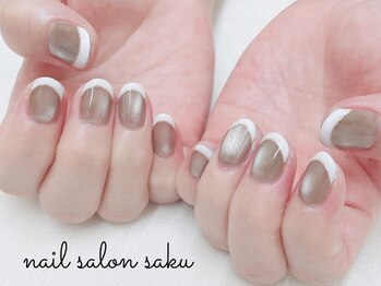 サク(saku)/マグネット×白フレンチ