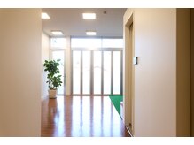 ティータートッター鍼灸院(TEETER TOTTER鍼灸院)の雰囲気（天井の高さと日差しが入る開放感が◎ドリンクもついています！）