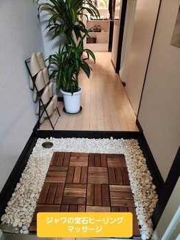 ジャワの宝石/白い珊瑚石と自然木