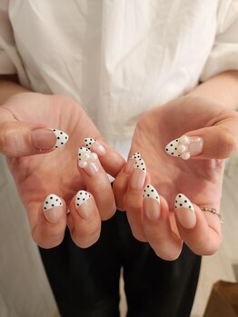エムズネイル(M's nail)の写真/ナチュラルなベースに白のドットフレンチ☆さりげないパールがアクセントになった甘すぎない上品ネイル♪