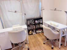 ウィー(wee)の雰囲気（店内にはテーブル２席とリクライニングお友達と同時施術もOK）