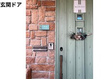 ボディエイジングラボ マハロ(MAHALO)/玄関ドア上部に看板