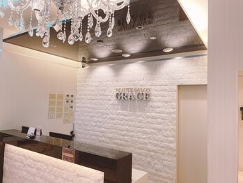 エヴァーグレース 北千住店/白を基調とした落ち着いた店内