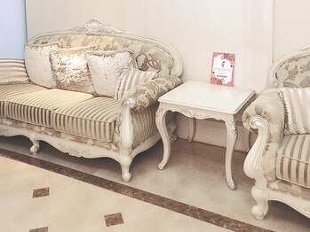 エヴァーグレース 北千住店/白を基調とした落ち着いた店内