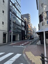 木々家、ホテルVali An(バリアン)を通り越してすぐお店のマンションんがございます。