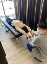 つばめ接骨院/肩こりの施術風景