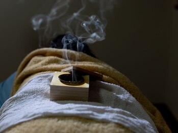 狭山池尻みやび鍼灸マッサージ院の写真/【冷えた身体を温める】お灸を使って芯からホカホカ♪鍼と温熱器の相乗効果で血流を促し冷えやだるさを改善