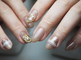 パールを使った大人上品ネイル