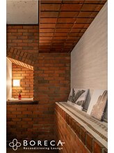 ボレカ(BORECA)/揺らめく灯が赤レンガに映える