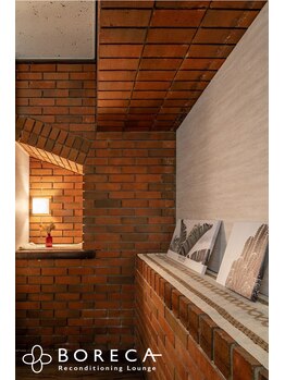 ボレカ(BORECA)/揺らめく灯が赤レンガに映える