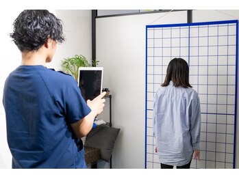 新長田はなまえ整骨院/写真を用いて姿勢を分析します!