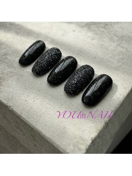 質感で魅せる大人の黒ネイル