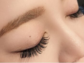 EYE＆NAIL YUZUME 蒲田店【パリジェンヌ/フラットラッシュ/アイブロウ/パラジェル】の写真/フラットな形状で接着面が長く取れることで持続力up×軽量化◎目元を最大限に輝かせてパッチリアイへ♪