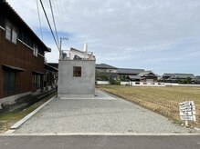 トーンアイラッシュ(Ton.EyeRush)/駐車場は牛田商店と共用です。