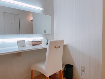 エヴァーグレース 北千住店/メイクスペースの用意ございます
