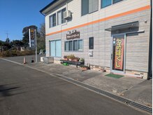 左側のコンテナがある方の駐車場、店側に寄せて停めてください