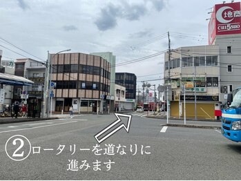 ドットビー(.Bee)/2.ロータリーを道なりに進みます