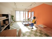 ニシノ スタイル カイロアンドパーソナルトレーニング(NISHINO STYLE)の雰囲気(大きい窓で開放感のある明るい店内。完全個室で施術に専念◎)