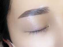 【ナチュラルブロウリフト（眉毛パーマ）】毛流れを整え立体感を