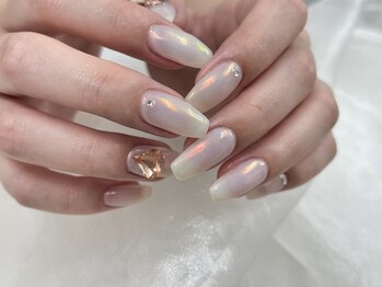 アモ(amo.)/ホワイトオーロラネイル