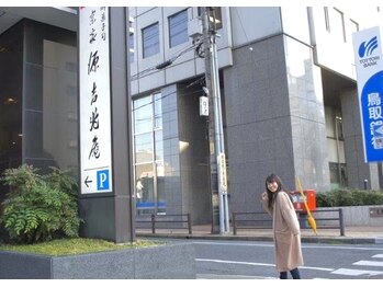 サロン デ リブレ 岡山駅前店(salon de Libre)/源吉兆庵の角を左へ曲がります