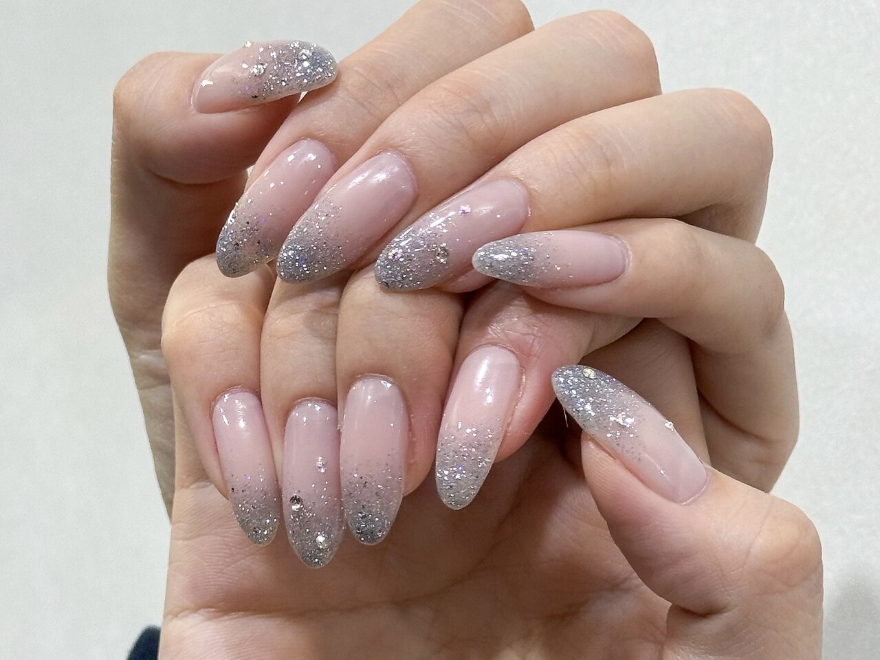 2025年-2026年冬トレンド】グレー クリスマスのネイルデザイン集｜人気