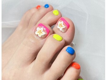 ネイルアンドアイラッシュスタジオ シュシュ(chouchou)の写真/癒しの足浴と泡シャンプー&かかとケアが人気♪手書きアートからシンプルアートまでどんなアートもお任せ♪