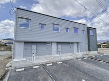 ポームム(POMUM)の雰囲気（川沿いのブルーグレーの建物の向かって1番左【201】号室です。）